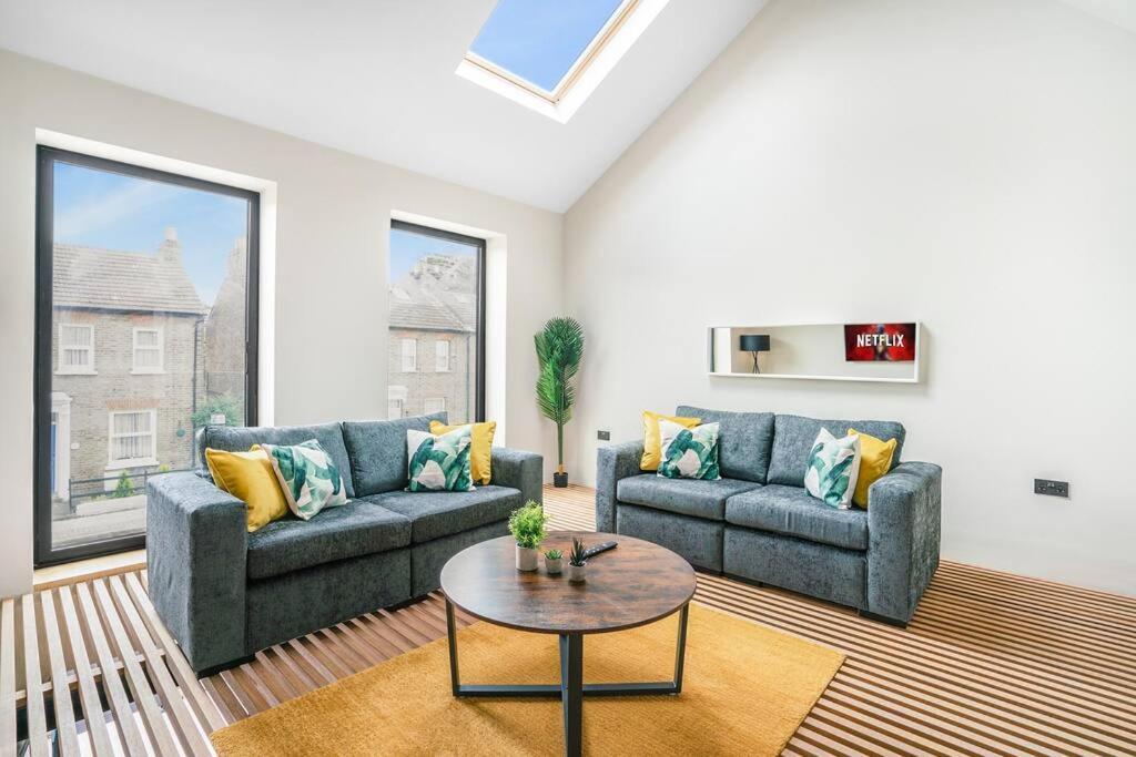 Tottenham- Exquisite 4-Bed Retreat With Ping Pong And Pool - Sleeps 7, Free Parking, Contractors & Long Stays Welcome ลอนดอน ภายนอก รูปภาพ