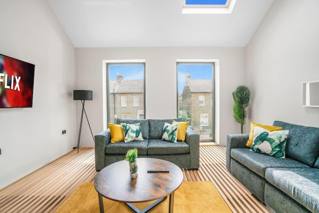 Tottenham- Exquisite 4-Bed Retreat With Ping Pong And Pool - Sleeps 7, Free Parking, Contractors & Long Stays Welcome ลอนดอน ภายนอก รูปภาพ