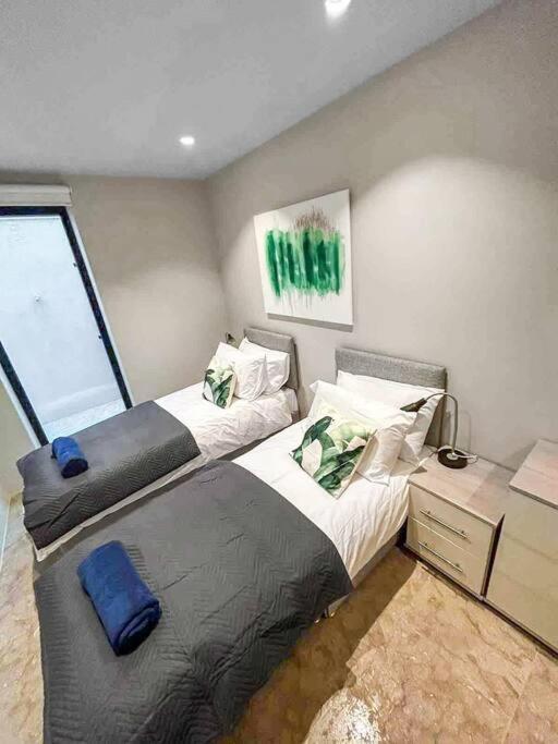 Tottenham- Exquisite 4-Bed Retreat With Ping Pong And Pool - Sleeps 7, Free Parking, Contractors & Long Stays Welcome ลอนดอน ภายนอก รูปภาพ
