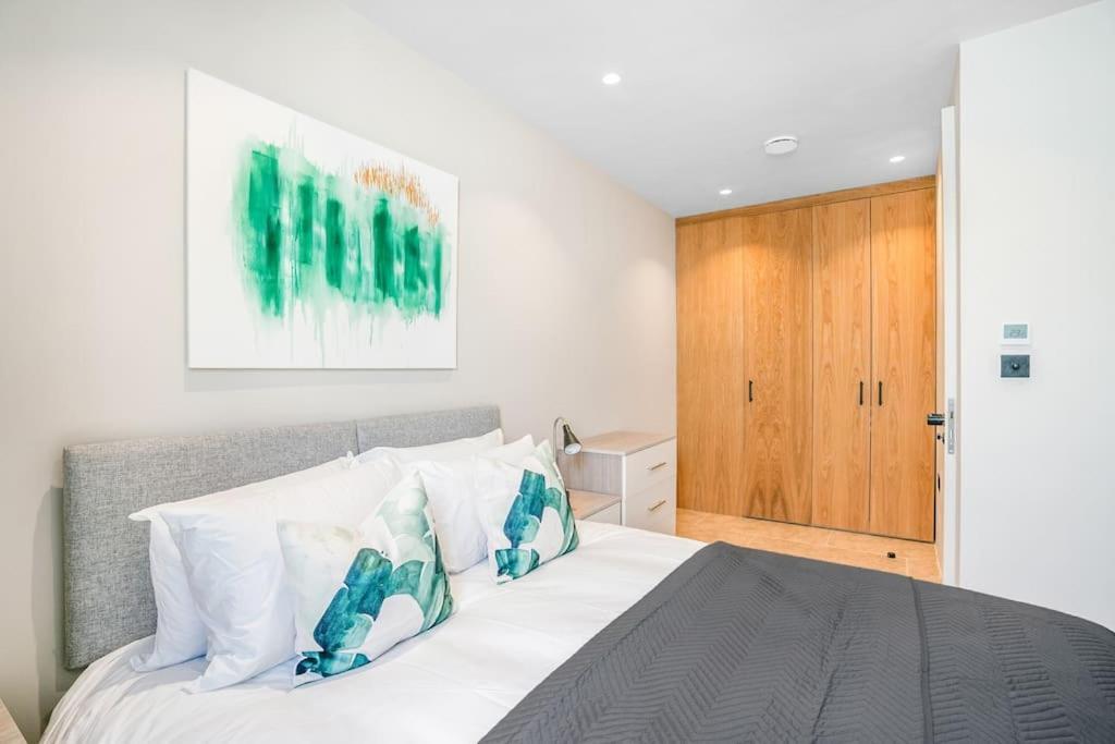 Tottenham- Exquisite 4-Bed Retreat With Ping Pong And Pool - Sleeps 7, Free Parking, Contractors & Long Stays Welcome ลอนดอน ภายนอก รูปภาพ